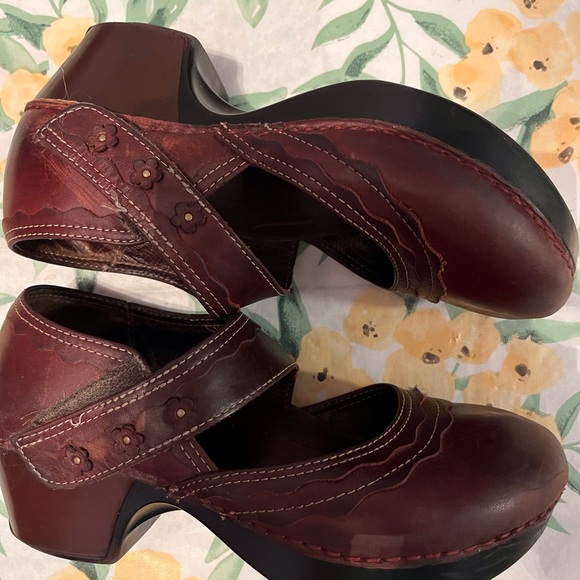 A Great Pair of Dansko Shoes in Size 38 with a Velcro Closure. - Picture 6 of 6